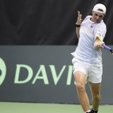 Dominic Stricker, ici lors d'un entraînement de la Coupe Davis en septembre, a signé un succès important en Suède (archives). KEYSTONE/PETER KLAUNZER